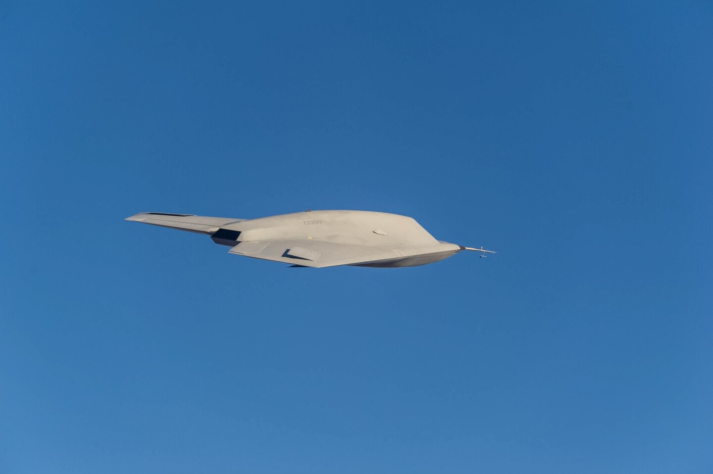 沈飞无人舰载机获大奖,隐身飞翼内置弹舱,陆基改进准备上舰航母