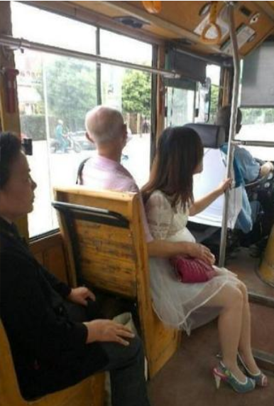 妹子,公交车上这样坐不好吧,你让大爷多尴尬呀!哈哈