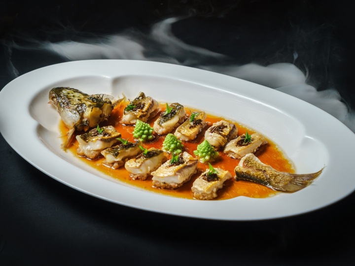 我为亚运献一道美食:钱塘江鲻鱼配金华两头乌,绍兴太雕酒,这道硬菜很