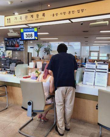 快讯/beenzino秘密登记结婚了 放闪热吻照「娶交往8年德女友」