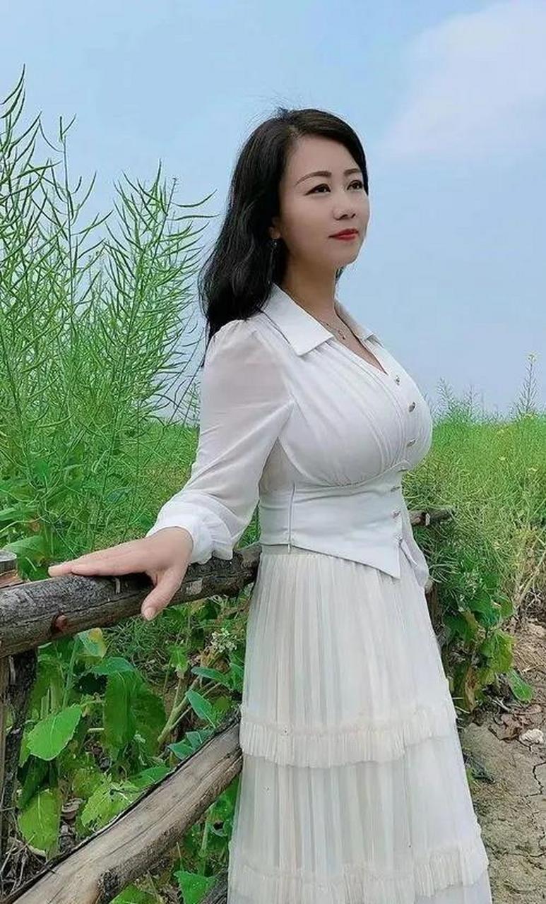 一位女同事颜值中上, 37岁离异多年, 依然单身.