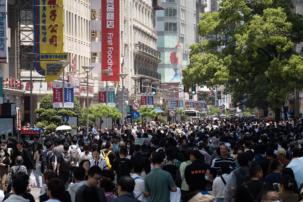 五一假期首日上海外滩客流超42万人次,警方全力保障安全