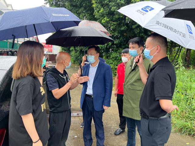 辜学斌深入社区和市场调研督导疫情防控工作