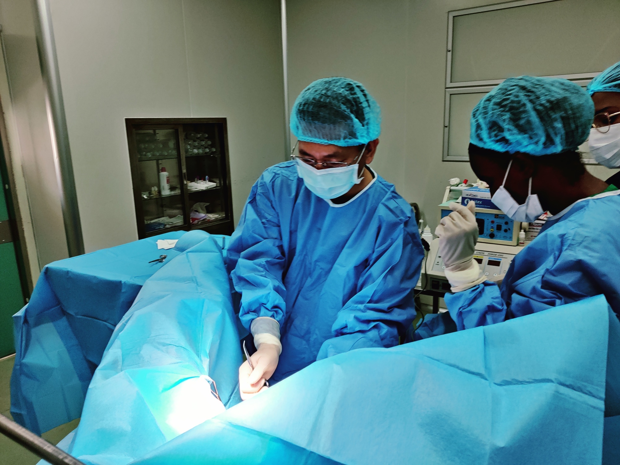 援外日记|手术台上,塞内加尔医护激动地鼓掌并高呼我的名字