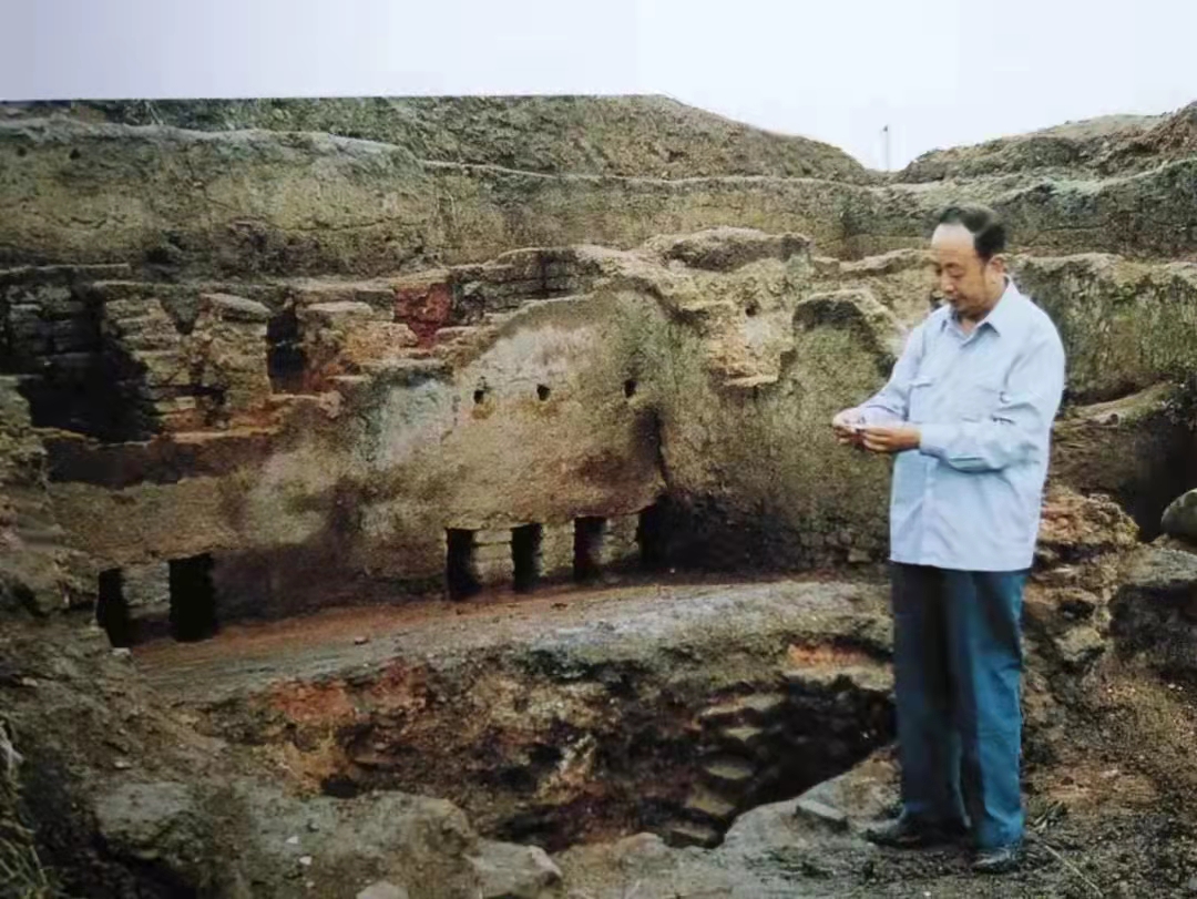 国宝汝窑天蓝釉刻花鹅颈瓶发现者——中国古陶瓷大师赵青云先生