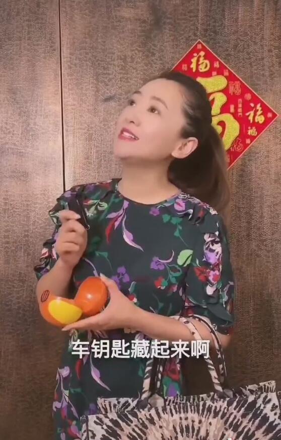 月亮姐姐儿子紧搂妈妈脖子大哭 表情委屈惹人心疼