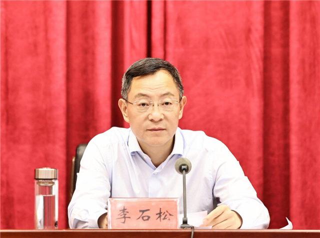 李石松在市委理论学习中心组集中学习时强调:全面加强党的纪律建设 为