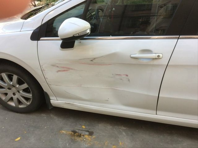 甘肃:男子车门凹陷去店里修车,店主巧用马桶塞解决,不要一分钱