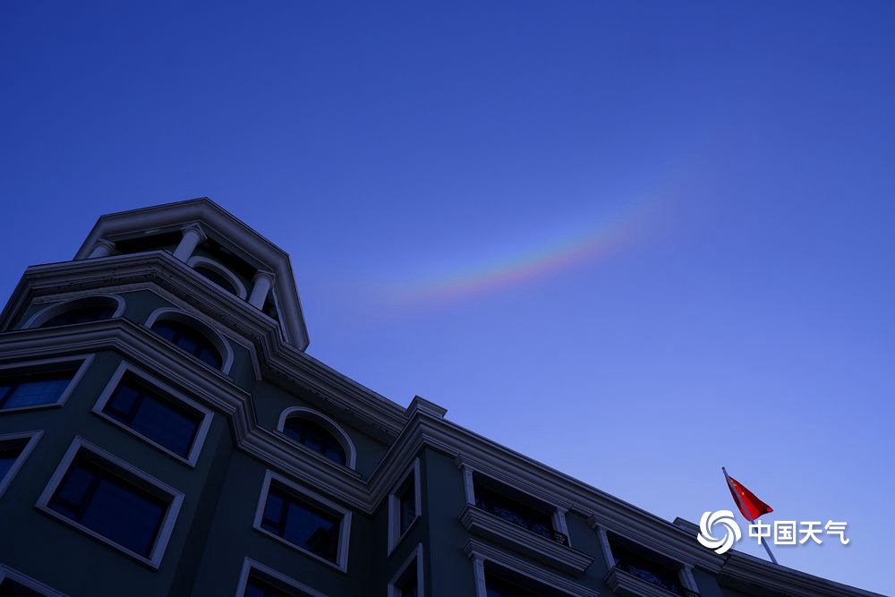 倒挂的彩虹 哈尔滨主城区现"环天顶弧"