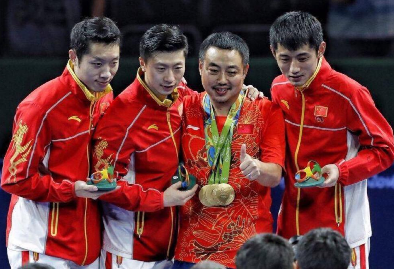 马龙脱下运动服,变身成为"高学历校草",答辩时的照片太帅了