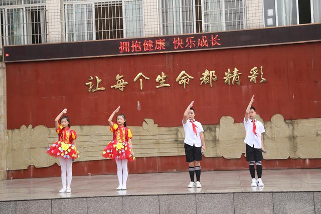 眉山市东坡区苏南小学举行"拥抱健康,快乐成长"主题活动