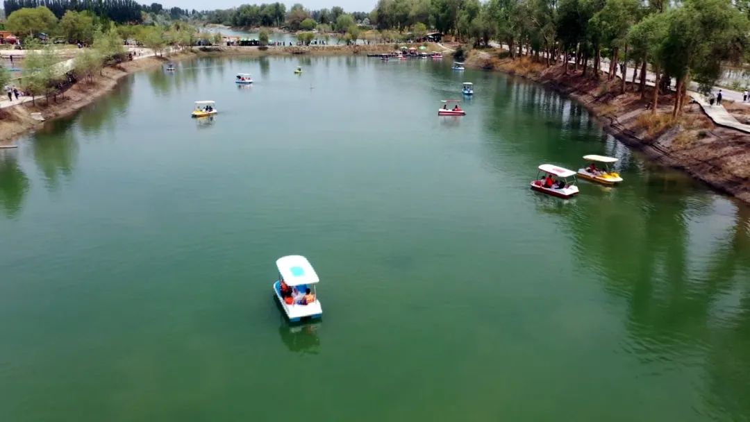 新疆阿瓦提县:"五一"小长假刀郎部落景区迎来旅游"热"