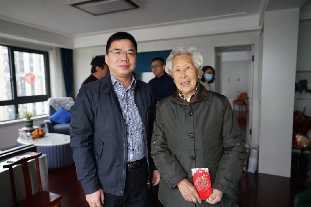 情系老干部慰问暖人心市经信局领导班子开展离退休老