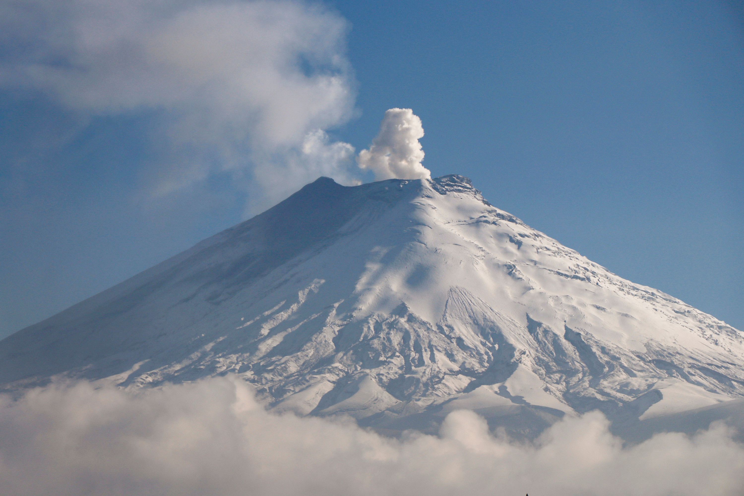 厄瓜多尔科托帕希火山喷出火山灰