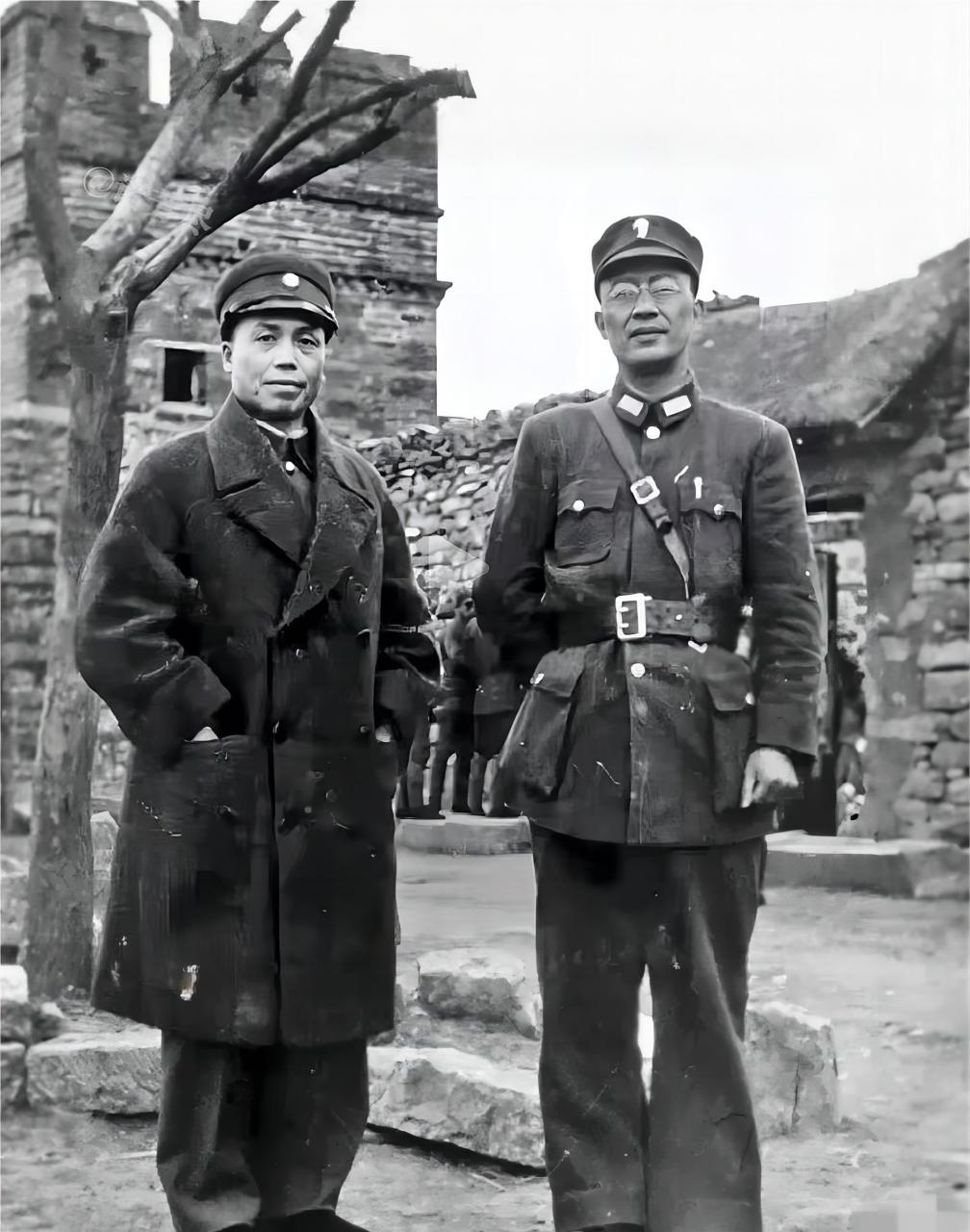 1938年,李宗仁和白崇禧两位新桂系将领在台儿庄拍下了这张珍贵的合影