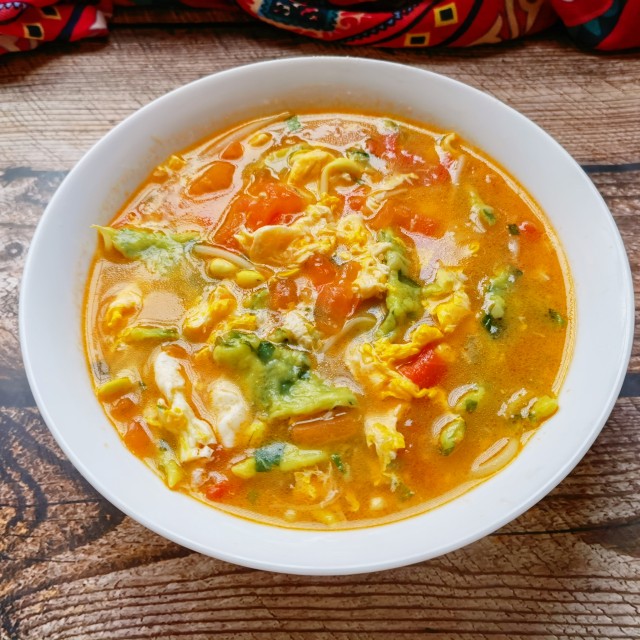 鸡蛋韭菜面片,汤浓面片筋软,特别好喝