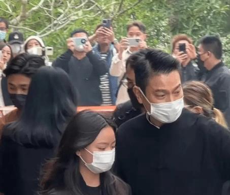 刘德华露面!脸上带着牵强的笑,整个人看起来苍老了十岁