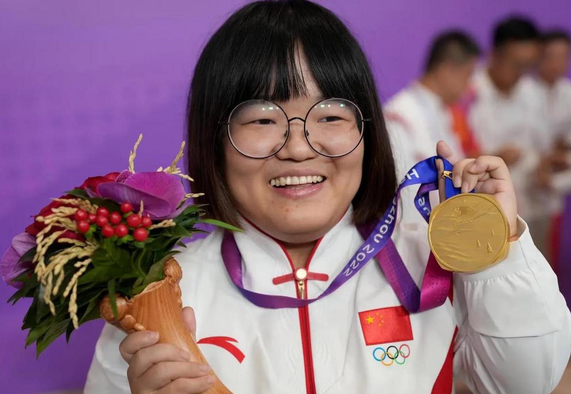 1.3米的中国袖珍女孩左文静 夺得杭州亚运会象棋比赛冠军 真牛!