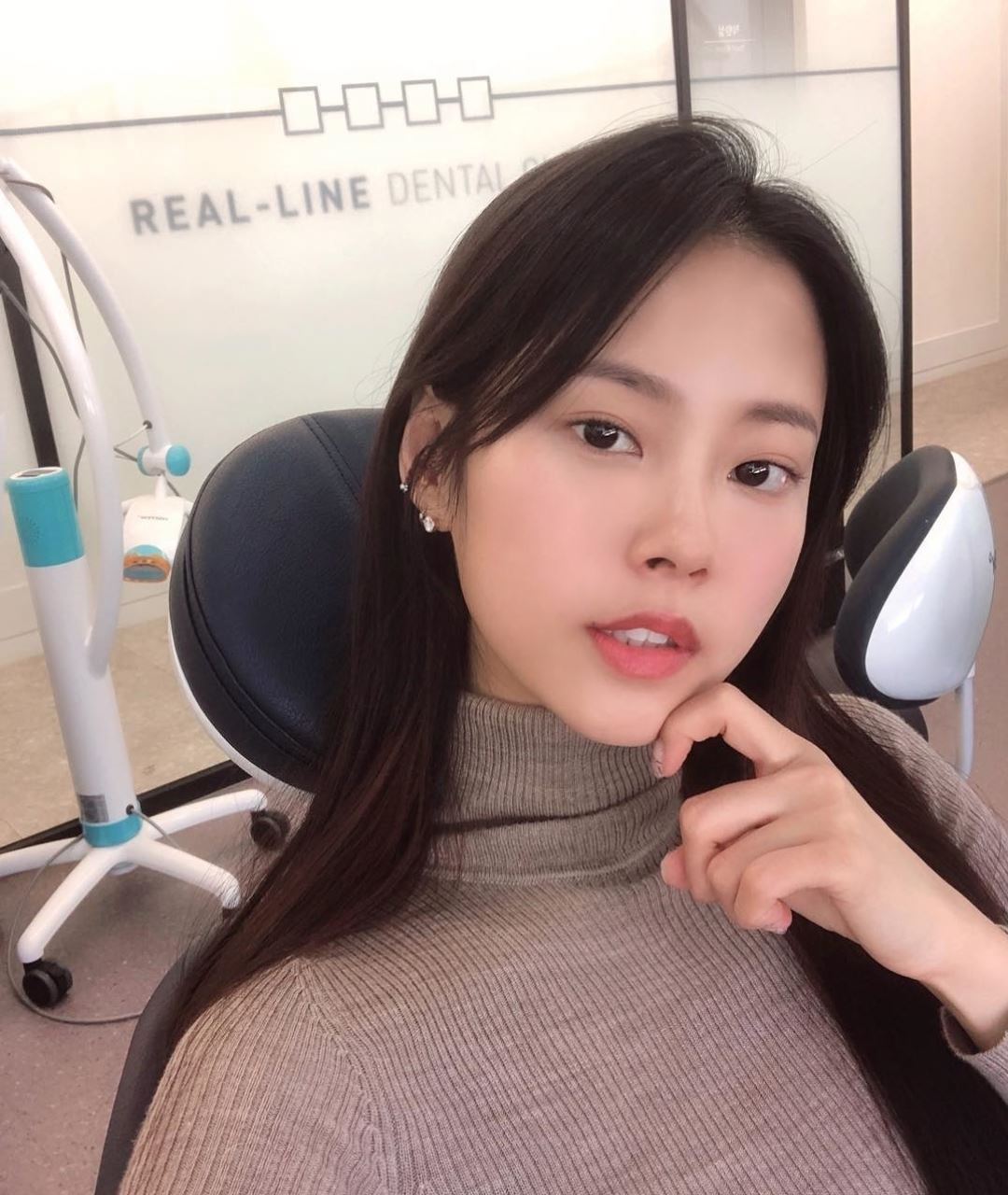 韩国女播音员,37岁身材与颜值并存,温柔甜美好迷人