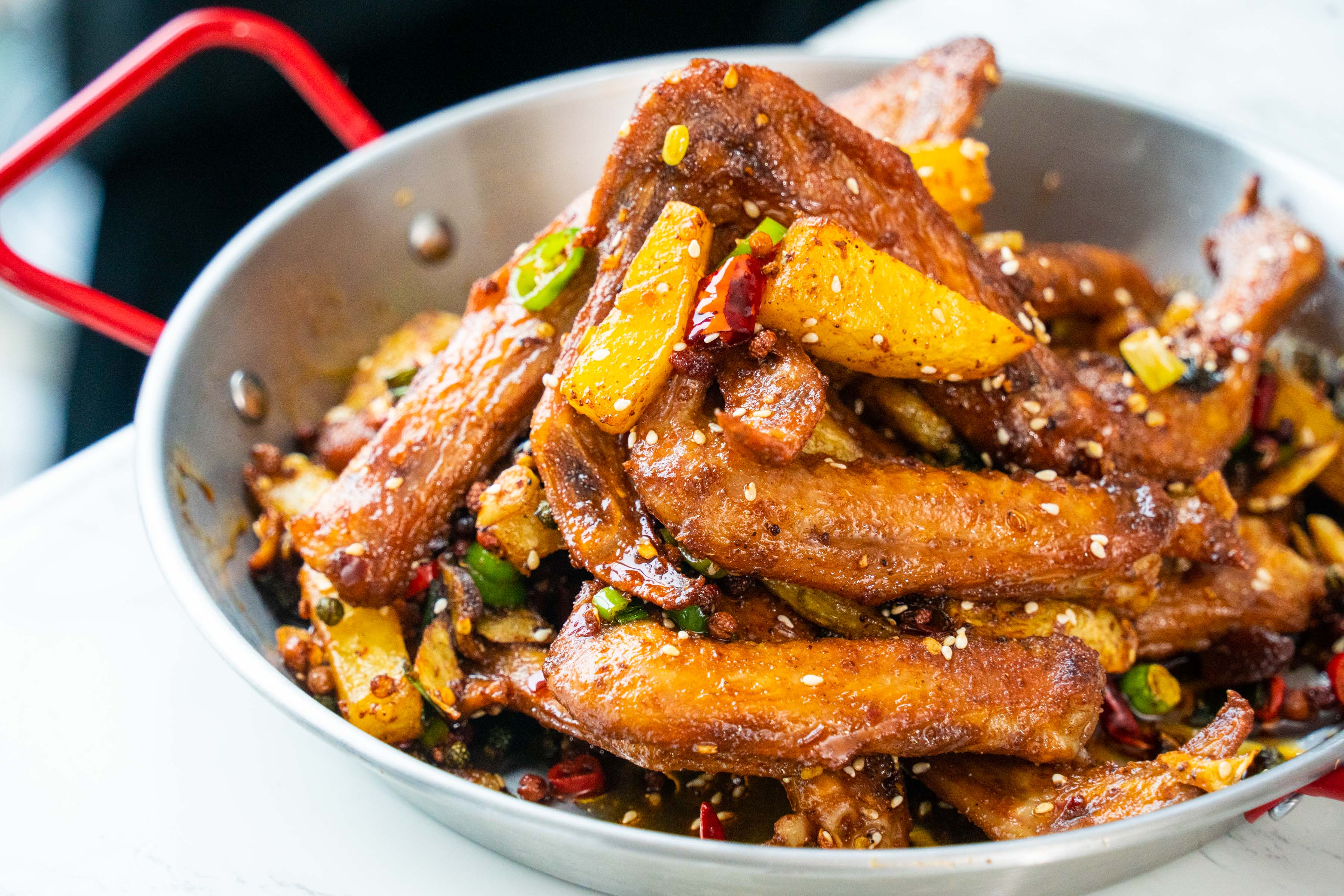 鸭翅买回来别只卤着吃了,像我这样做成干锅鸭翅