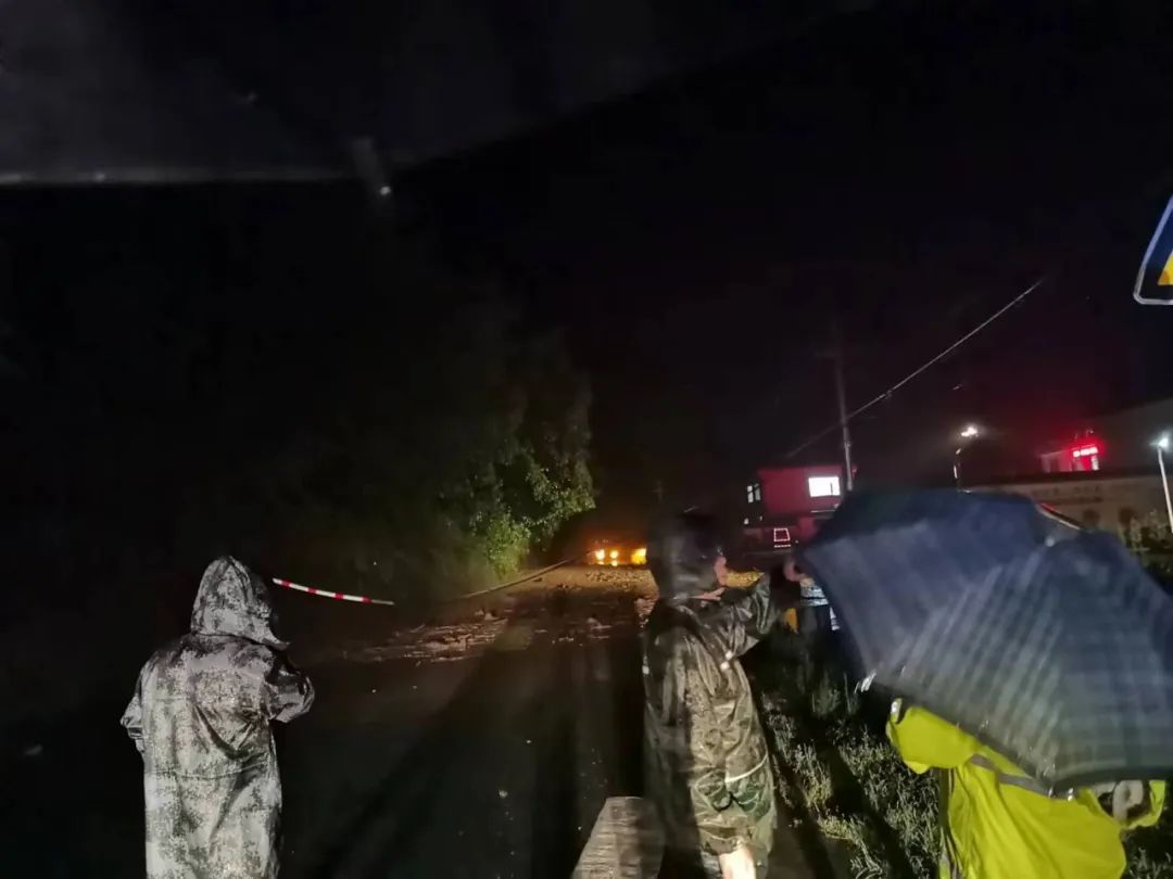 g310牛北公路因暴雨致山体滑坡实行交通管制
