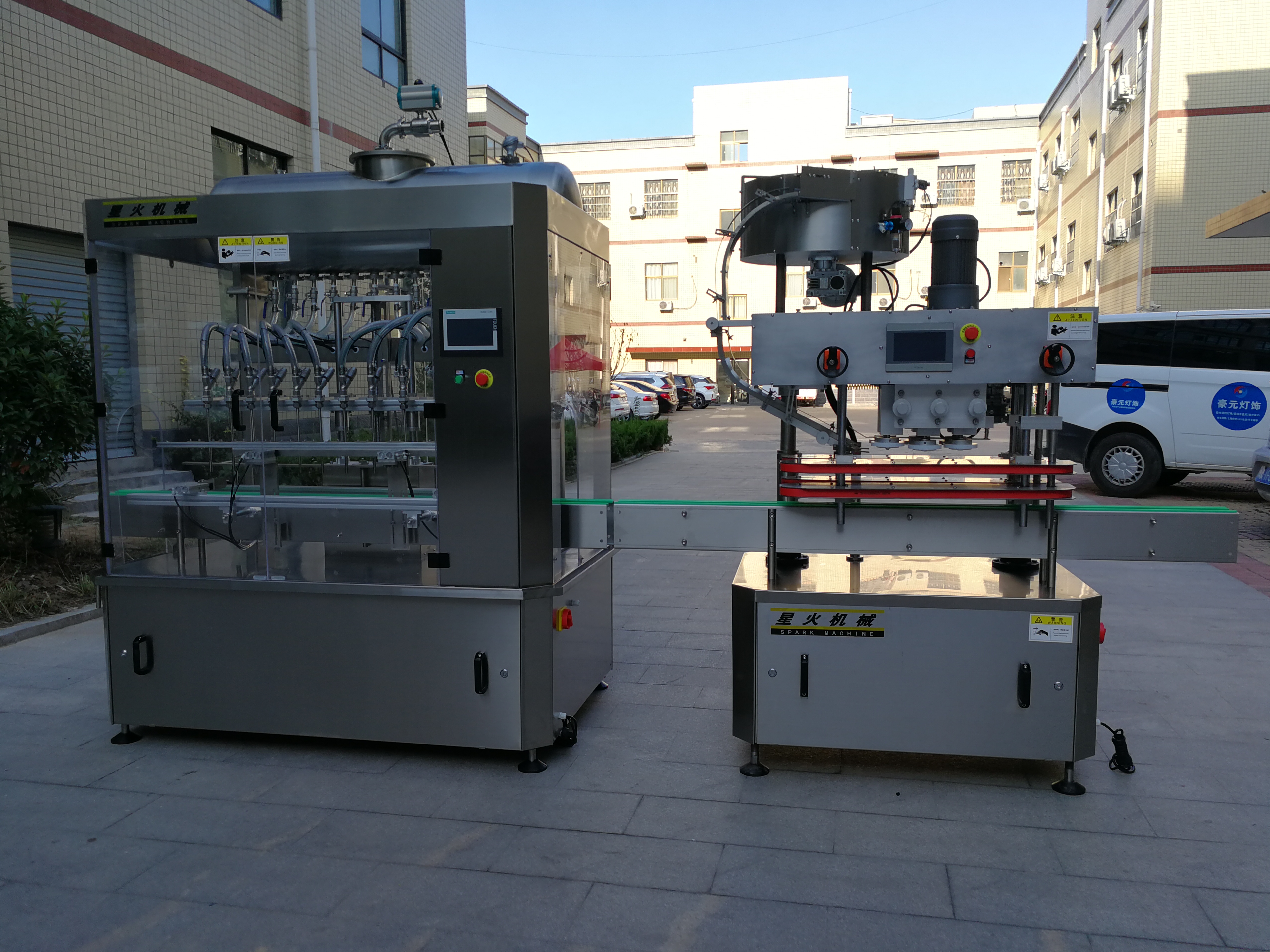 全自动香辣酱灌装真空封口机的特点