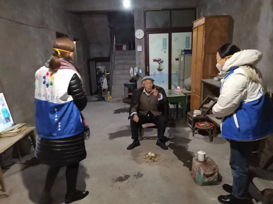 寒潮里的"暖心"行动!襄城卧龙镇走访看望空巢老人