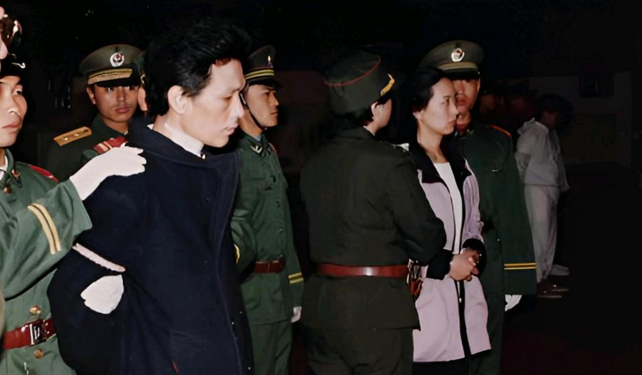 当时,他和史燕青正在深圳体育场接受公开审判.