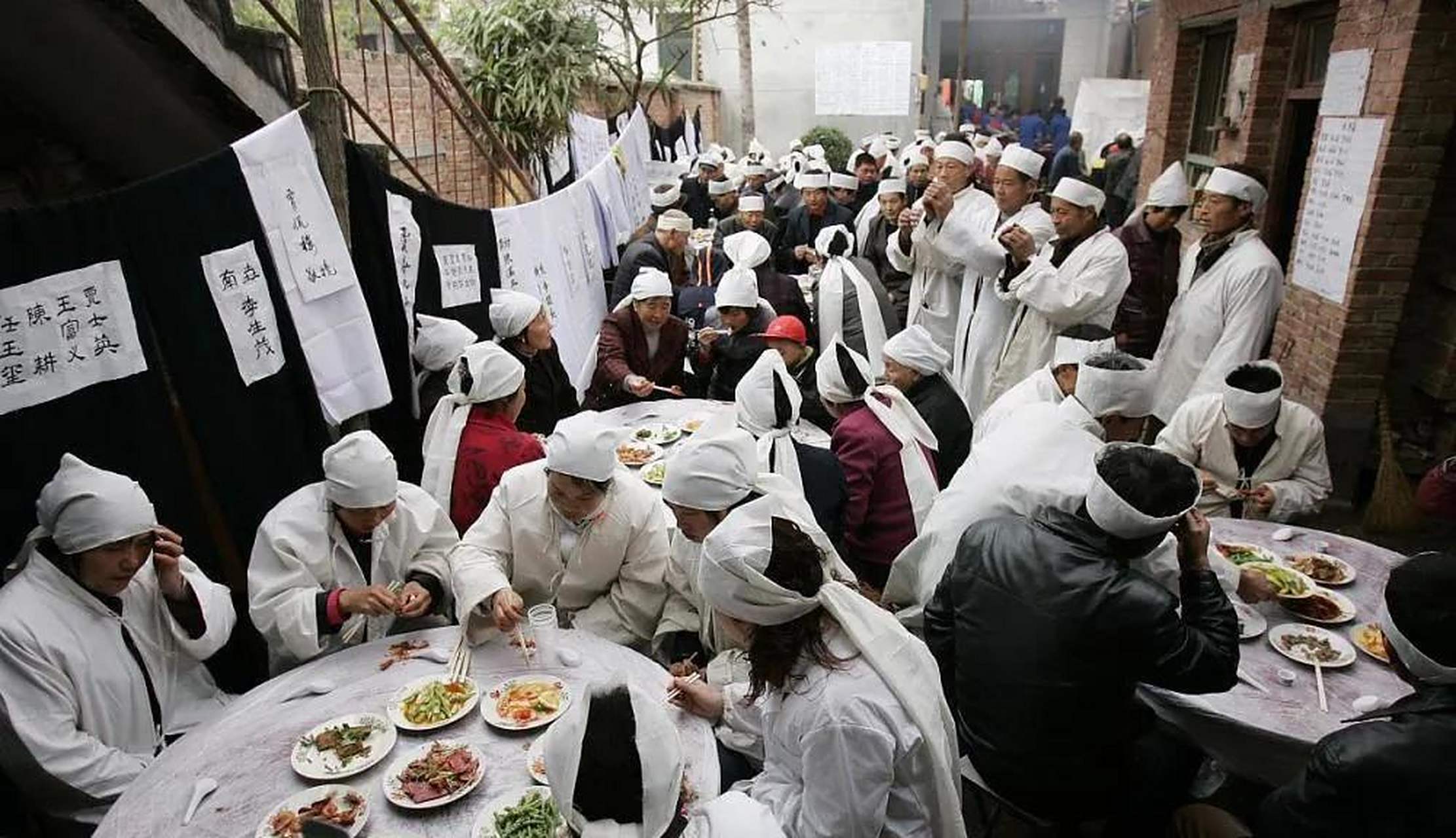 我是湖南永州农村人,村里哪家办丧事基本上请我帮忙管事(本地称经理).