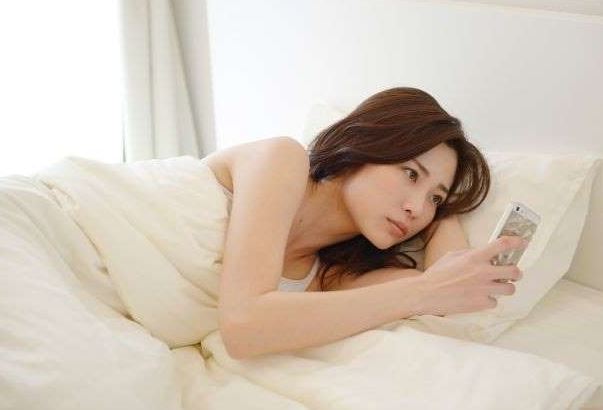 警惕!侧躺玩手机带来的健康隐患,要注意保护自己!