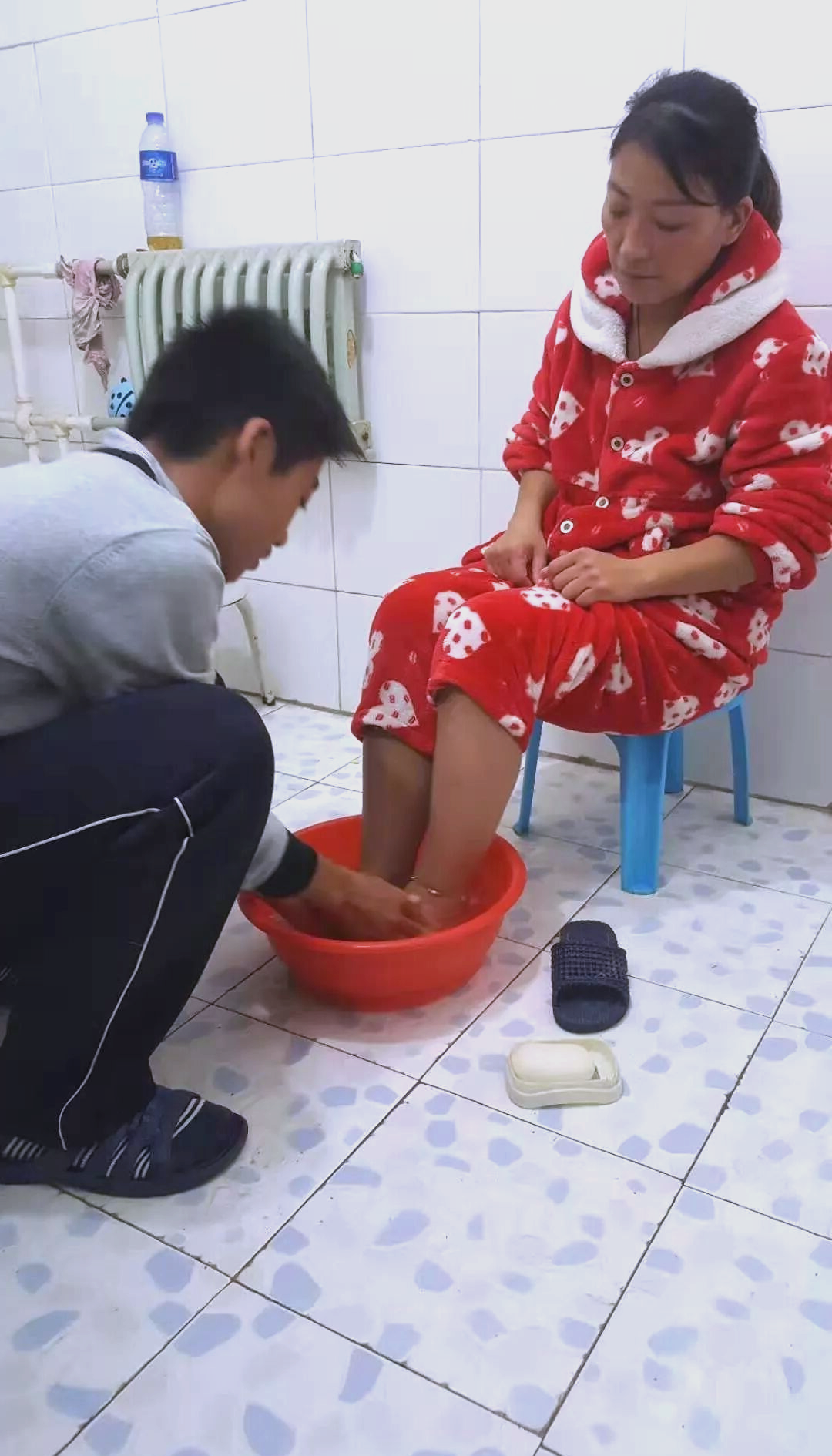 通过洗脚作业深化家庭情感:德育教育的新尝试
