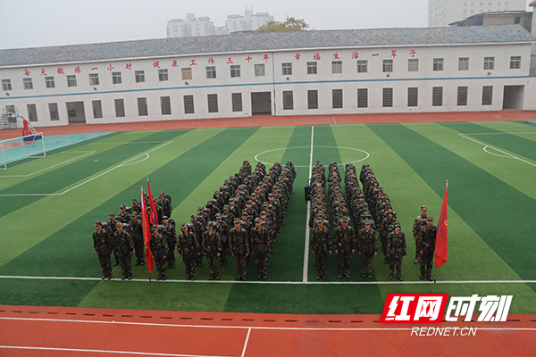 株洲市一中2021级国防教育班首次开展负重拉练活动