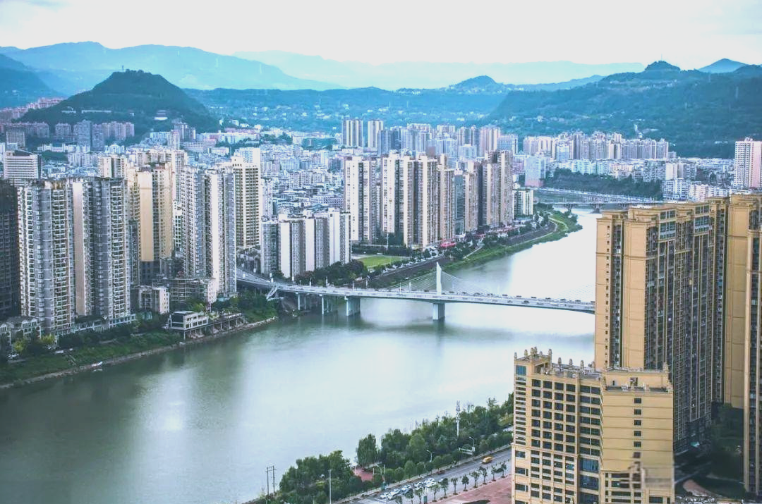 巴中地处重庆,成都,西安三大城市之间,但距离这三个城市均超过300公里