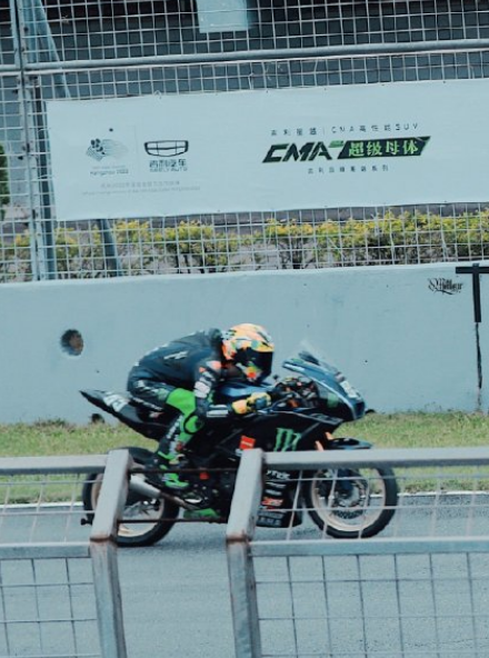 王一博85号摩托车骑手 外型更帅气!