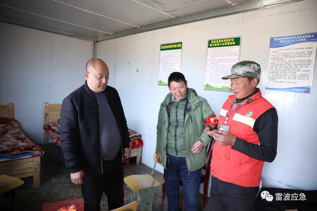 雷波县委副书记苦卫东检查指导防火通道建设和"五周五缘"清理工作