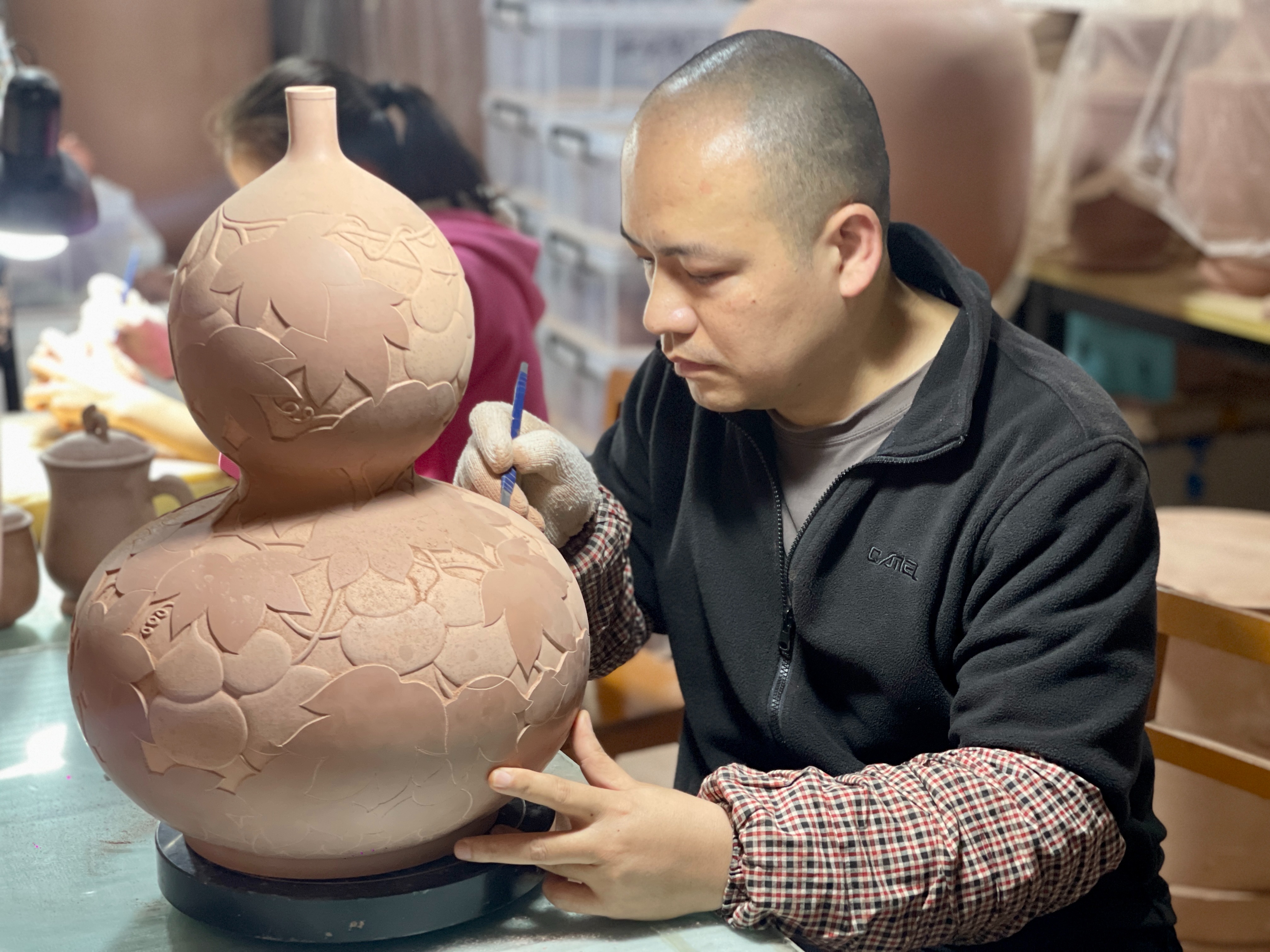 广西钦州:发展坭兴陶产业 为残疾人提供更多就业机会