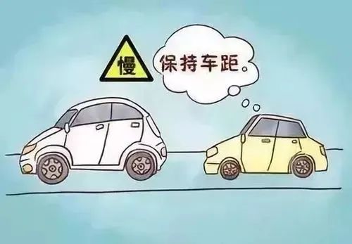 要尽量避免超车,不能轧线行驶,在弯道和坡路行驶时减速慢行
