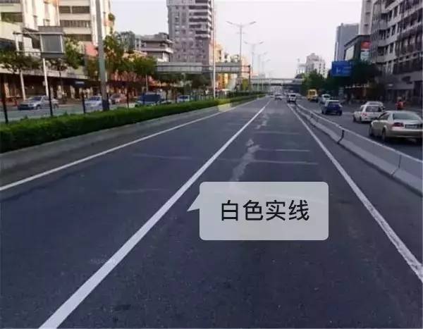 交通线路地面两边白色图片