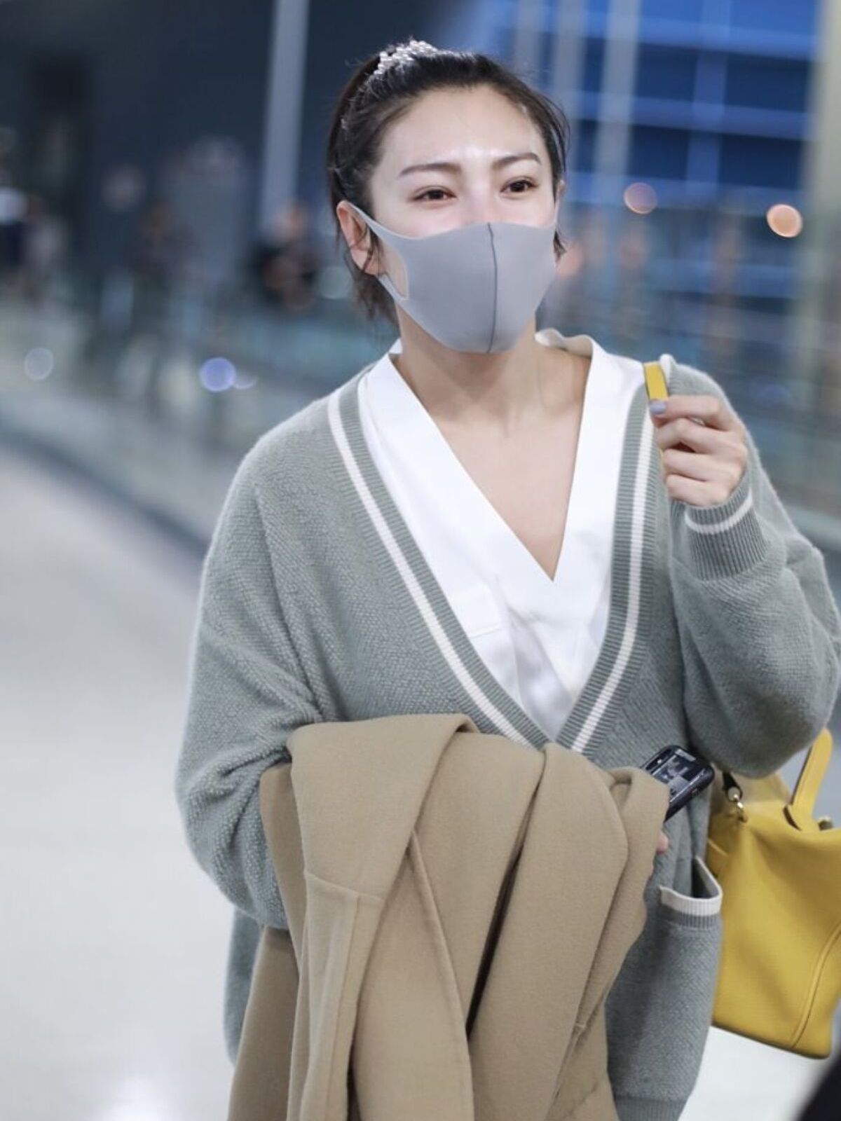 张雨绮素颜原来这么美,不化妆走机场也吸睛,身上穿搭更是减龄