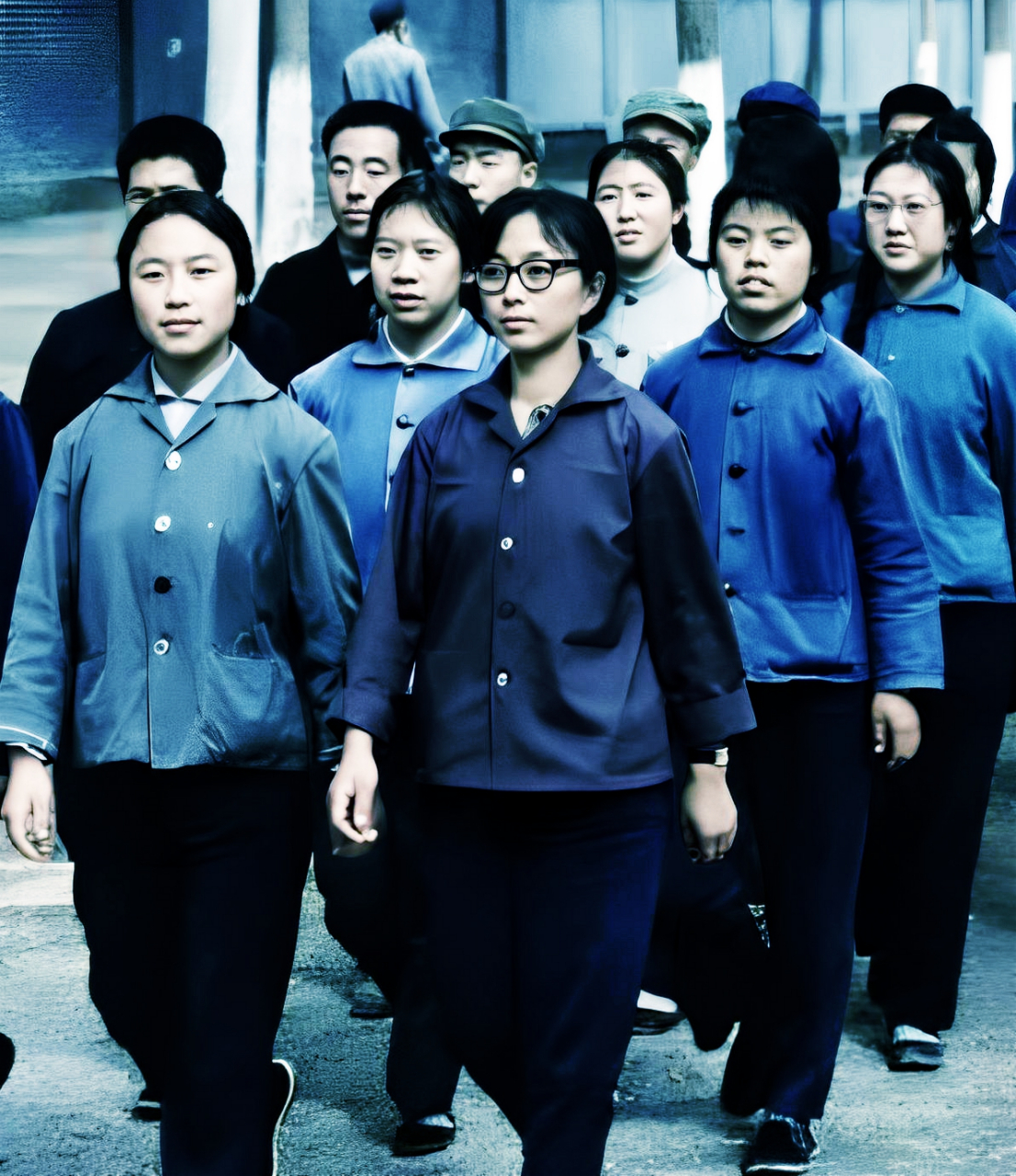 60年代,一位年轻女子在美国纽约的海滩上骑着骡子.