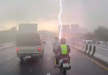 泰国骑手雨中送快递 遭闪电击中头盔致胸部烧伤 护身符当场开裂