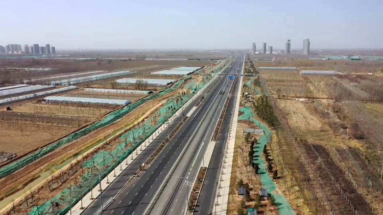 聊城西关街西延工程将直通高铁站跨铁路高架桥正在施工