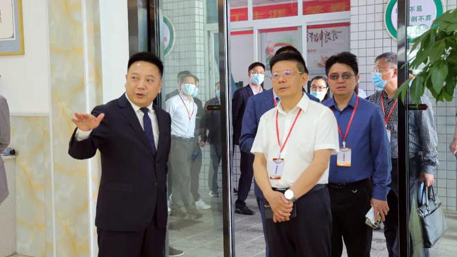 常德市人大常委会副主任邹如龙来芷兰实验学校调研