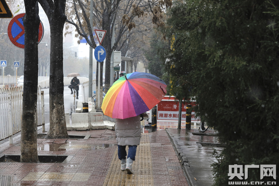 雨雪降温齐袭北京 中东部局地降温10℃以上