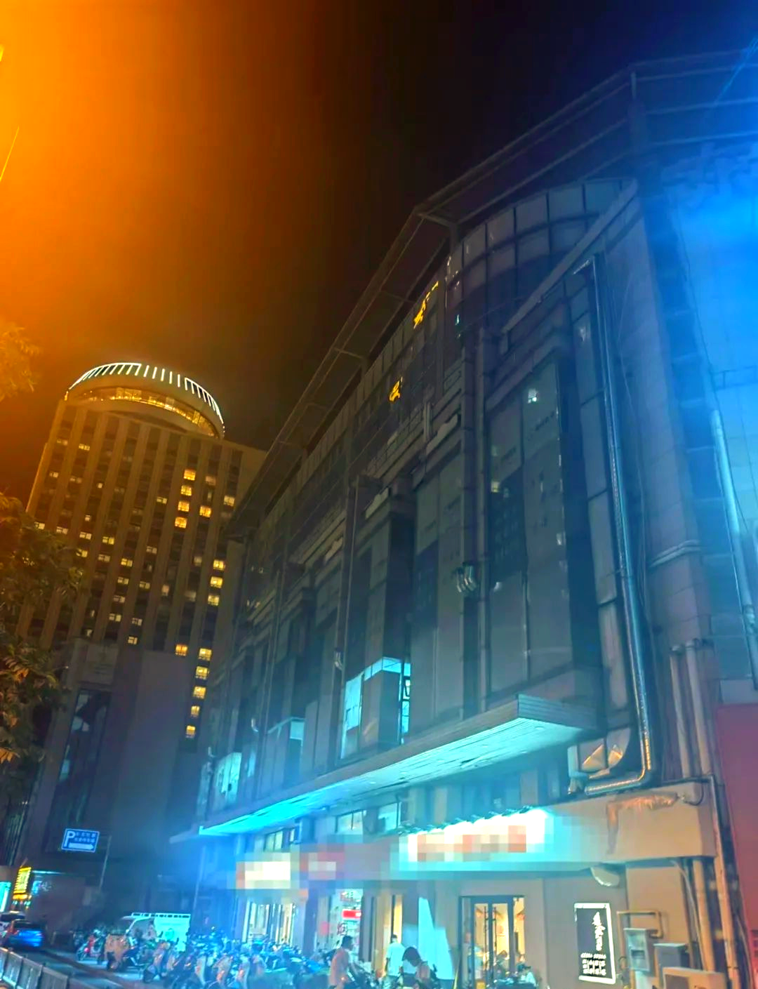 无锡市中心的陈旧商场,如今变身外卖聚集地