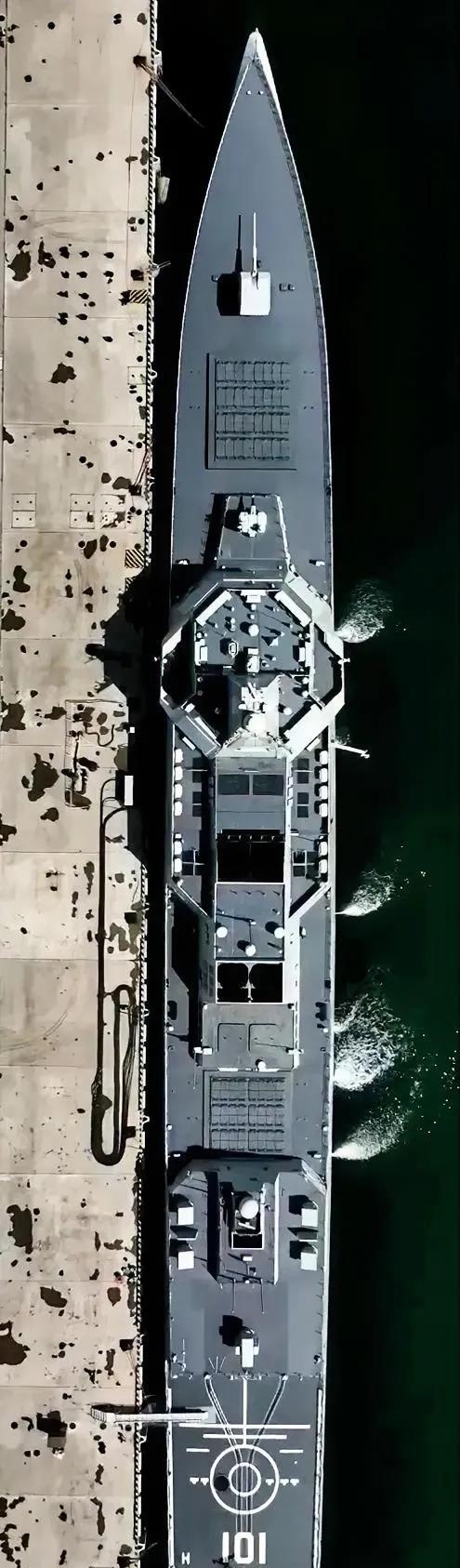 055万吨大驱101南昌舰新图,俯视图的魅力也是难以抵挡的,清晰可见的