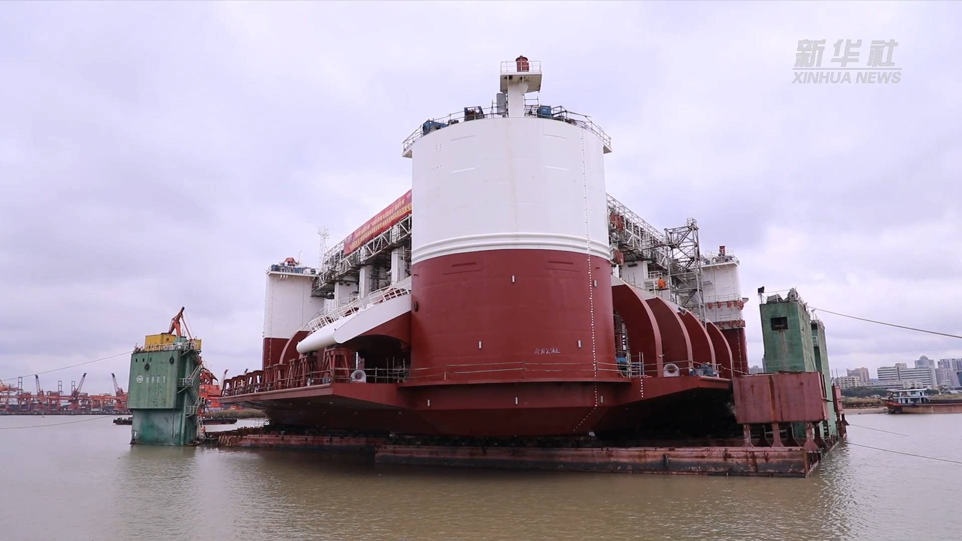 兆瓦级漂浮式波浪能发电装置开展下水调试