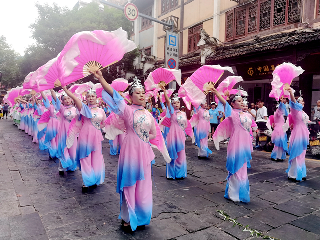 镇远县青溪镇:一曲花灯"伴"龙舟,非遗受追捧