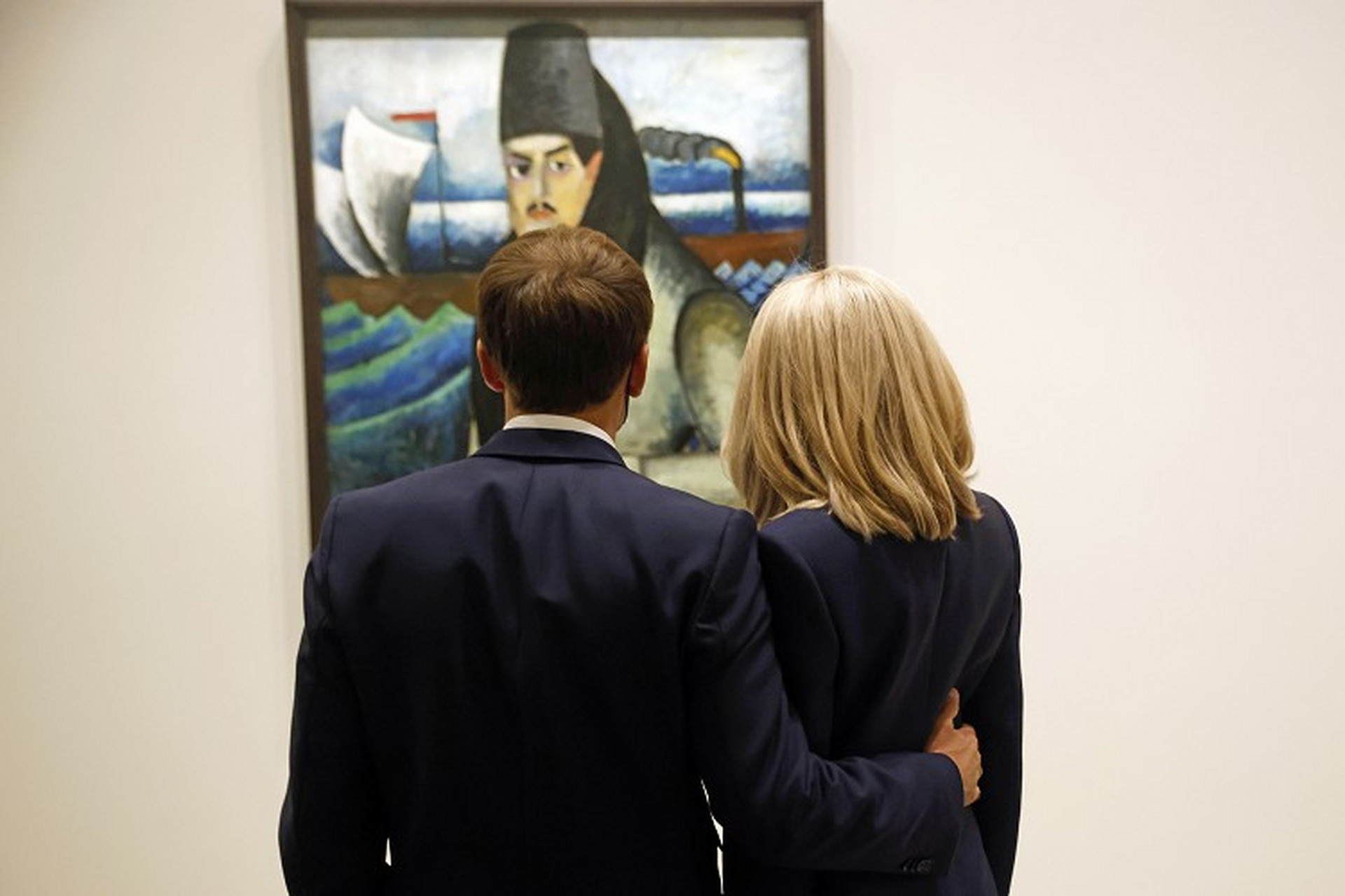 美法外交危机沟通 法国总统 emmanuel macron 与夫人访问路易威登基金