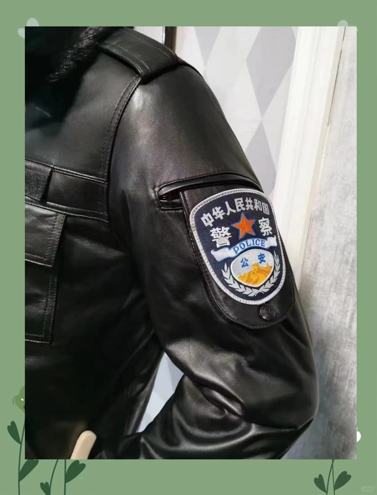 历经岁月的洗礼,警用皮衣已逐渐演变为警察制服不可或缺的组成部分,既